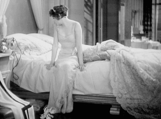 margotfonteyns:Bebe Daniels demonstrating the correct way to wake up in My Past (1931)