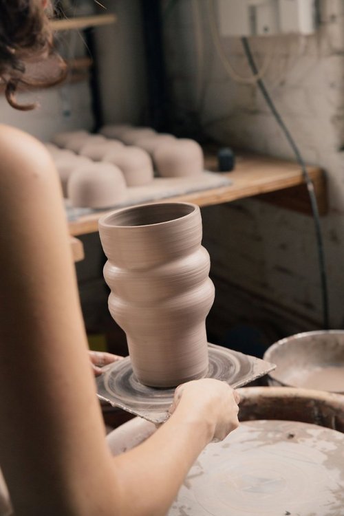 The inspiring work of the Brooklyn-based potter Helen Levi | Photo by Zachary Gray for Elizabeth Suz