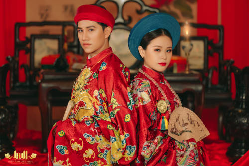 Beautiful red áo tấc created for Vietnamese wedding. Traditionally, Nguyễn dynasty preferred blue, g