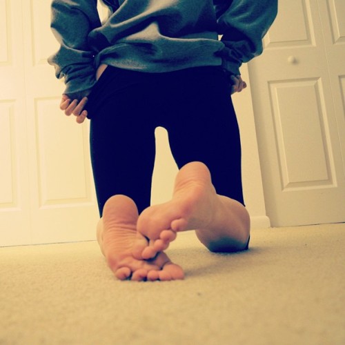 toe-tastic:  Wanna see more then the soles of her pretty feet? Hookup with a cute chick today that’s ready to play! http://bit.ly/ToesAndMore