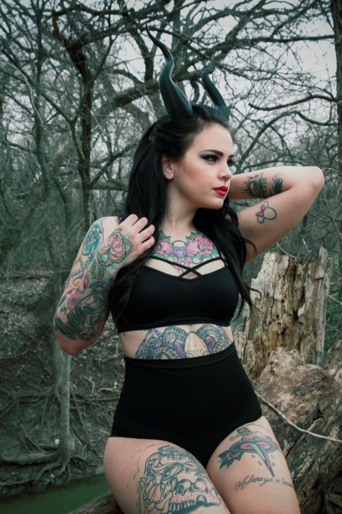 LadyLove Suicide / Monica Zamora