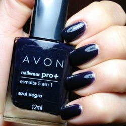 driesmaltes:  Esse azul é show de lindo! 💅Azul Negro💅 da #esmaltesavon #avonnailwearpro  #novembroazul #novembroazulnails #nósapoiamos #dribleopreconceito #driesmaltes