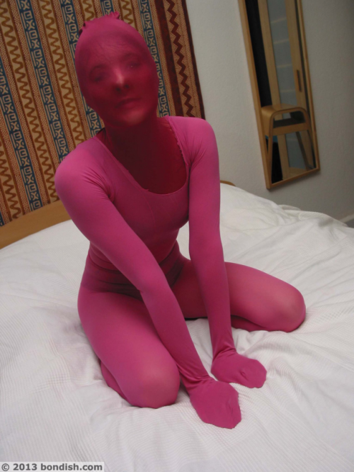 pantyhosetightslust:Magenta tights encasement