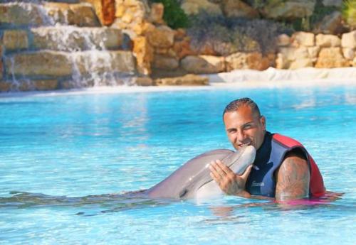 DOLPHIN KISSES! 😘 🐬 