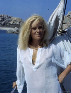 gatabella:  Catherine Deneuve on the set