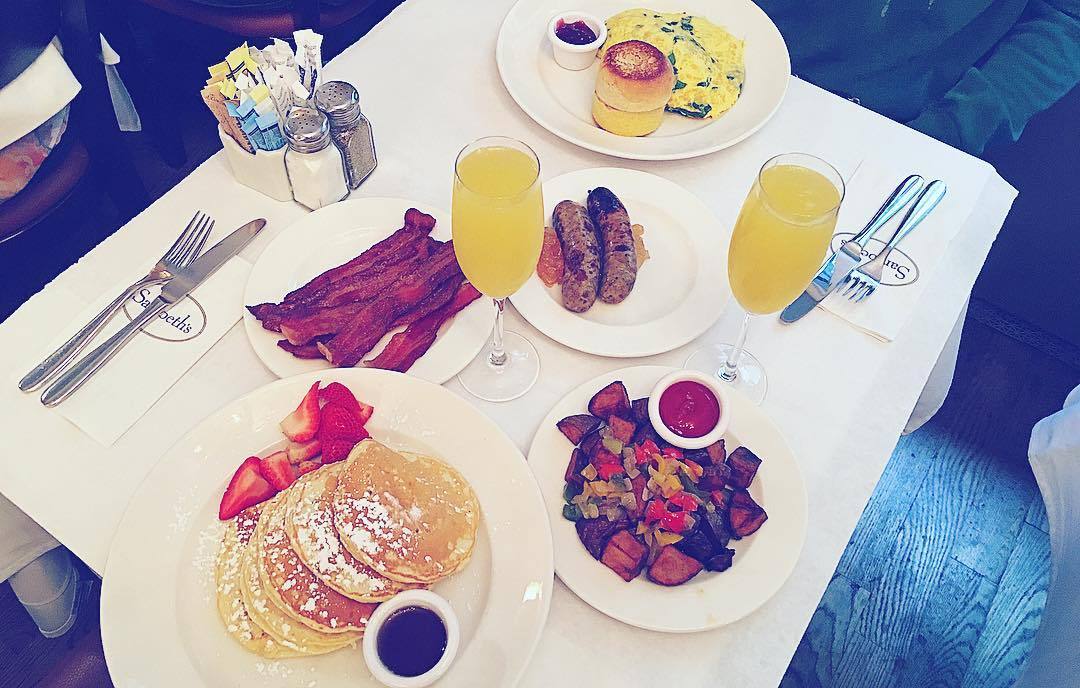 No more mimosas and pancakes for breakfast like in New York! Time for porridge and