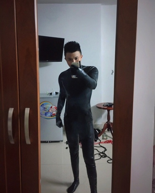 bondageairbender: Latex boi