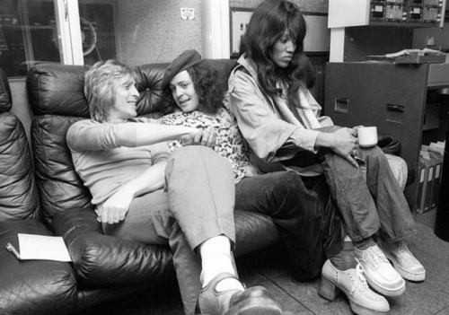 twixnmix:Mick Ronson, Gloria Jones and Marc Bolan share a sofa in the control room at Air Studios in