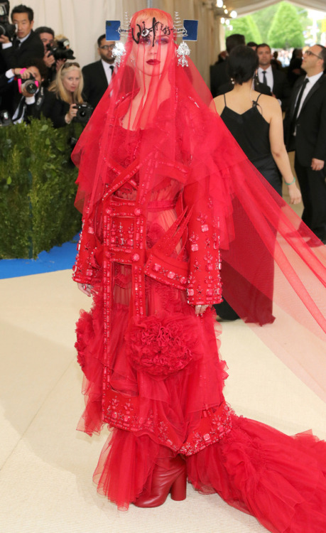 omgthatdress:Another view of Katy Perry’s fantastic ensemble. Veils need to be more of a fashion thi