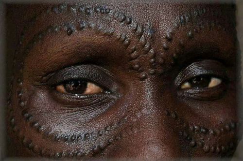 kemetic-dreams: chocolatecakesandthickmilkshakes: tontonmichel: Scarification that true tribal shit.