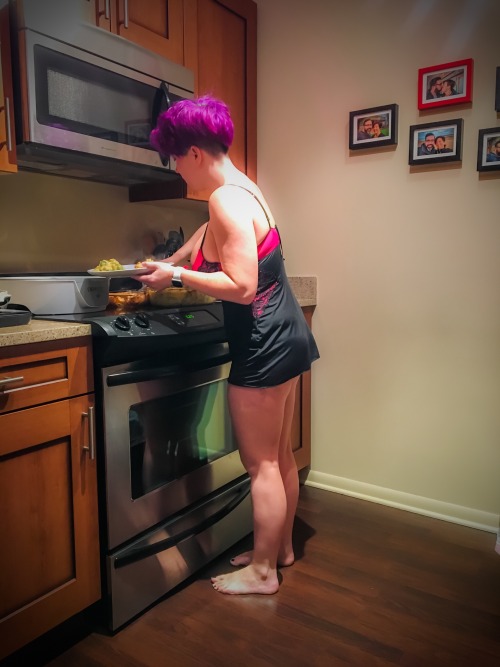 yall-and-wicked: Came home from work to this sexy cook!