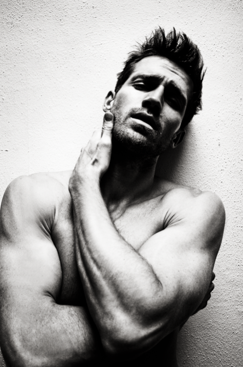 hunkopedia:  Follow Hunk’o’pedia for more hot guys! Follow my new personal blog: The Mask & The Mirror!