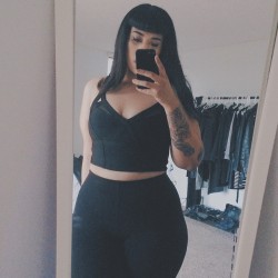 killerkurves:  v4venomm:  Bettie bangs are back, and I should find more reasons to wear this top. 