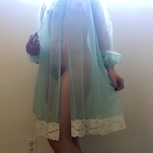 minxie:  minxie:  wcw  Vintage chiffon is very important @secretshelf 