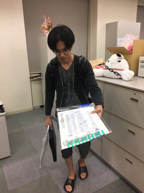 fuku-shuu:  SnK News: Isayama Hajime Submits SnK Chapter 98 Manuscript (But…)  Kawakubo Shintaro, Isayama’s editor, tweets that Isayama had come into the Kodansha offices to submit his new manuscript for publication… …with the fly/zipper of his