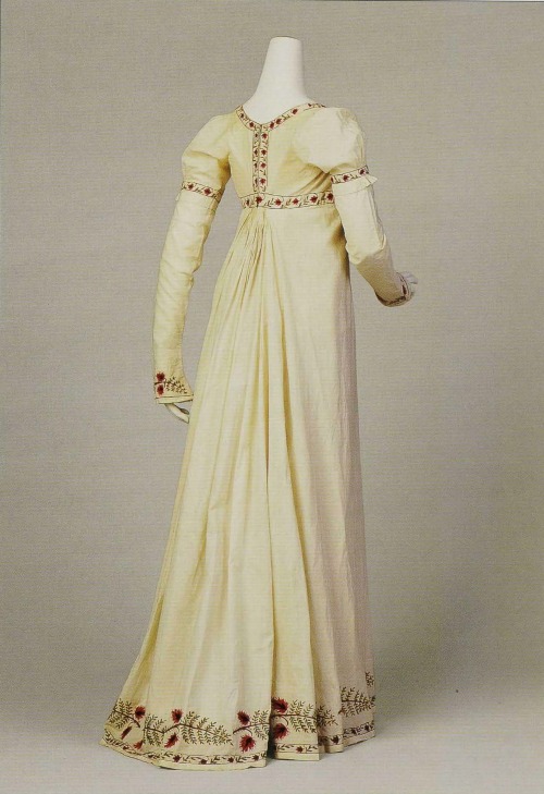 fripperiesandfobs:Day dress, 1804-06From Cora Ginsburg (auctioned 1999)