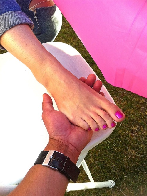 toeman969: My sexy blonde coworker’s pretty feet, soles and face while at a company picnic. She let 