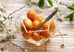 comtesse-du-chocolat:  Greek loukoumades, a pastry made of fried dough, served with honey or sugar and cinnamon, and sometimes sprinkled with sesame! (via pinterest)