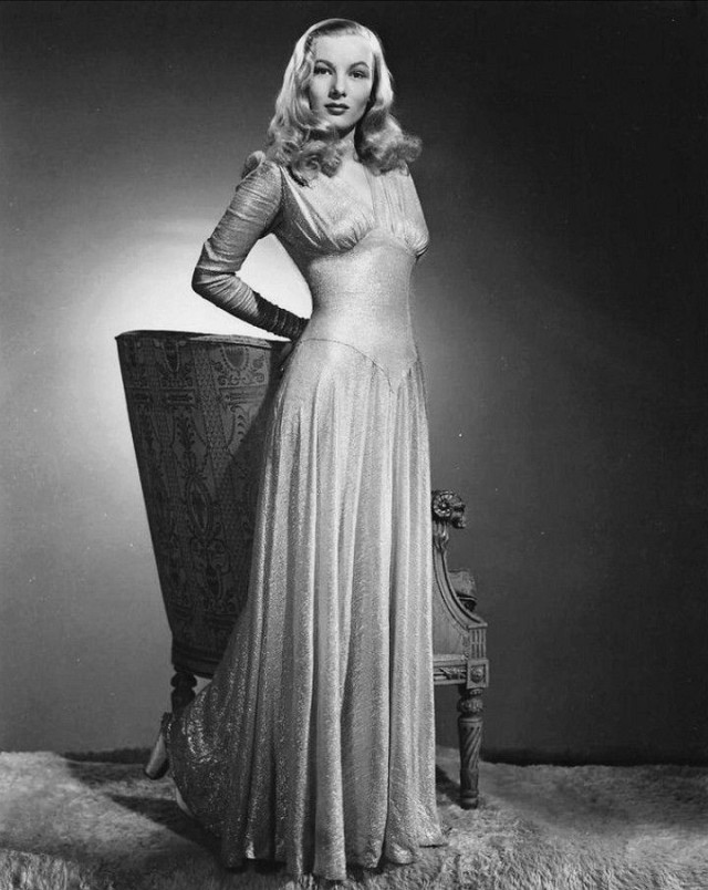 Veronica Lake in This Gun For Hire, 1942.
Photographed by John Kobal.