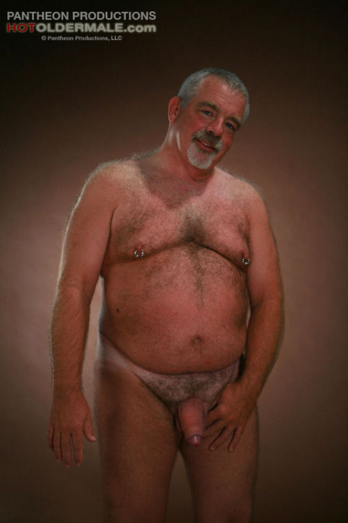 einheri:  hdwaxman:  Odio los anillos de los pezones, pero mira el tamaño de ese pito   More hot daddies on http://einheri.tumblr.com