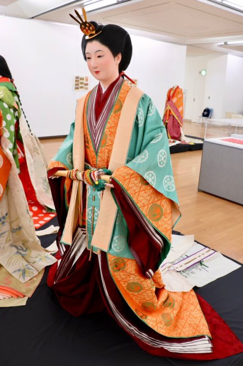 Junihitoe (12 layered dress), women court attire which appeared during Heian eraHere, the model hair