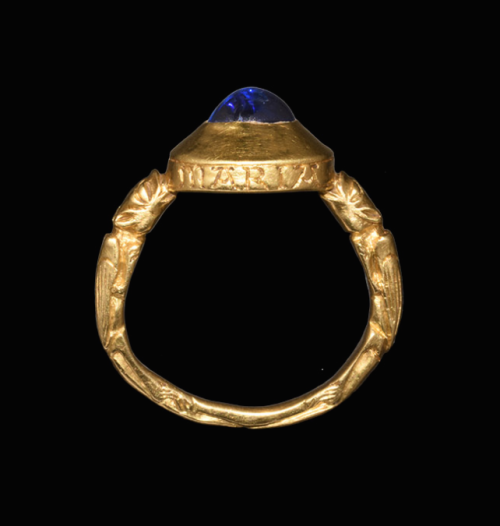 gemma-antiqua: Medieval European gold and sapphire ring, dated to the 14th century. Beneath the beze