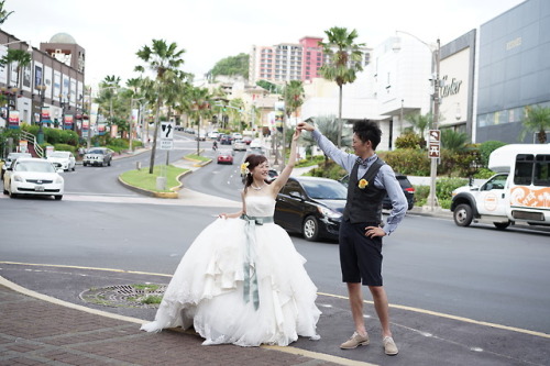 結婚式とパーティーの後 新郎新婦は街フォトへ 本当ならパーティで解散になるのですが 写真好きの母のために息子たちが頼んでくれて 同行させてもらえる事になりました。 グアムの街だけでも絵になるのに そこ