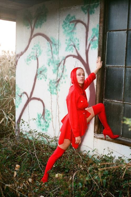 2029980:  citygirldiaries:  Chloë Sevigny by Brianna Capozzi for Marfa Journal No.3  This is the best thing I’ve ever seen