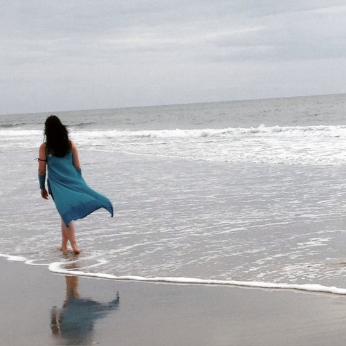 summonerluna:[she walks along the edge of where the ocean meets the land, just like she’s walk