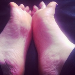 emzmemz88:  Feet n me ; )