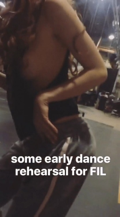 celebspleasurepics: Bella Thorne tit slip