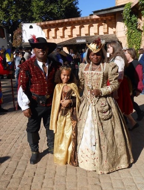 beatonna:hobbitfeminism:This family won best costume at our local RenFest. And they CLEARLY deserved