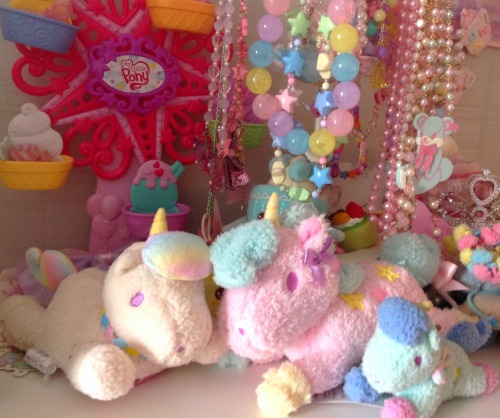 mintxmint:  trying to get my new appartment in order… I have too much stuff… 