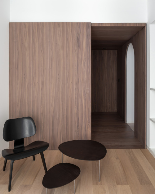 Combining walnut and white room with STUA Eclipse nesting tables.Apartament in Pamplona, by @ignacio