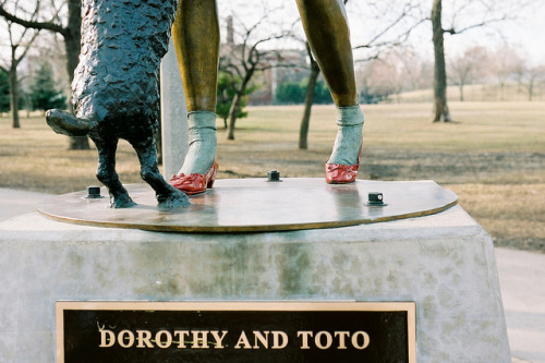 Dorothea et Totovestigely:Dorothy and Toto by Dottie B. on Flickr.