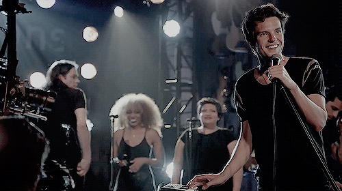 I saw those ladies at his concert omg they are beautiful as hell and fucking talented
