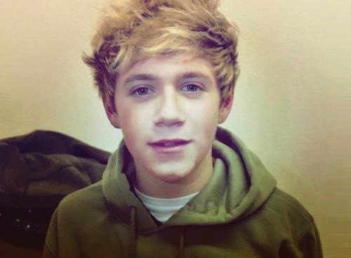 yaareadirectioner:  LOOK AT NIALL’s BODY!!!  And I’m like  I mean remember this