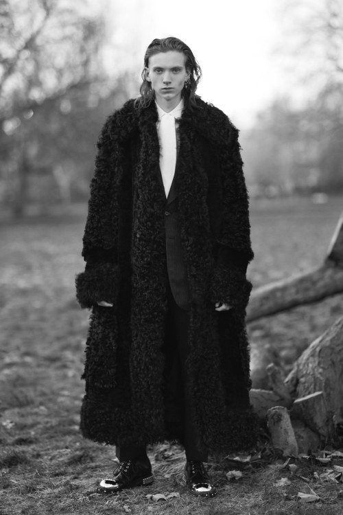 visualjunkee:  Oscar Wilde inspired Look Book for Alexander McQueen - Autumn/Winter 2017 Menswear Collection - designer: Sarah Burton - photographer: Ethan James Green - stylist: Alister Mackie - art direction: M/M Paris - hair: Matt Mulhall - makeup:
