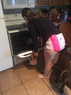 sir-and-babysquish:Baby making cookies