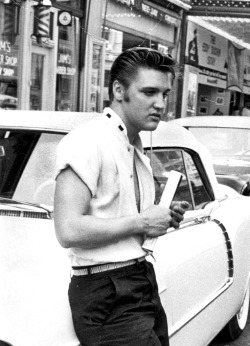 vintagebarbershop:  the king always rocked the classic pomp with class. 