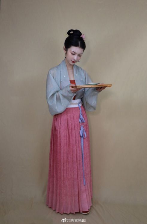 hanfugallery:chinese hanfu | waist ornaments oxalis knots酢浆草结 + pleated skirts baidiequn百迭裙