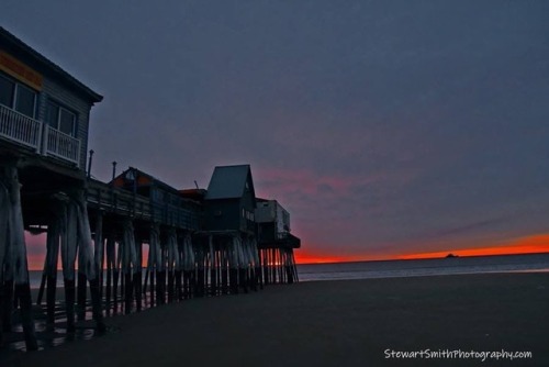 A pic I took of the beautiful sun rising down in @oldorchardbeachmaine of @thepieroob / @theoobpier 