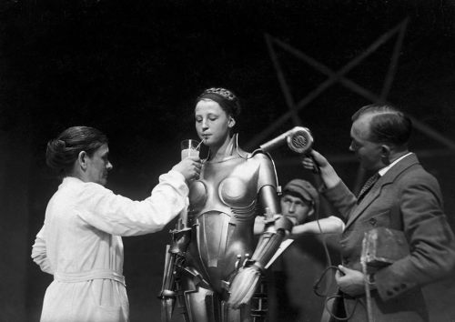 deathandmysticism:Brigitte Helm cooling off on the set of Metropolis, 1927Interesting to note the ac