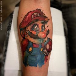 gamerink:    Watercolor Mario tattoo done by @rodferod.  