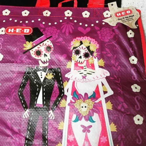 What makes me happy nowadays? Cute shopping bags. #HEB #atxliving #diadelosmuertos #reducereuserecyc