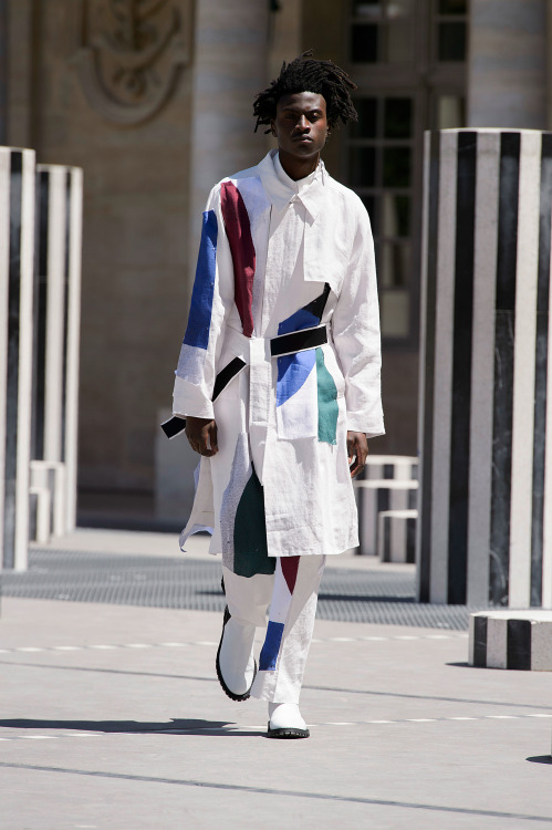 etudes-studio:Études Studio Études N°8 - SS16 “Les deux plateaux”, Daniel Buren, sculpture in situ, 