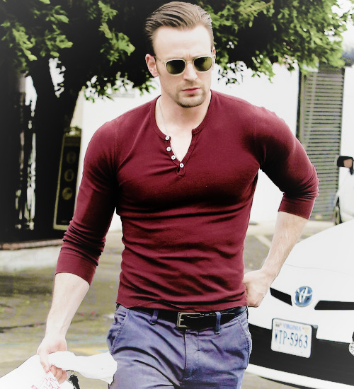 hcrleenquinn:Chris Evans shows off his muscles in a tight shirt while exiting El Compadre Restaurant