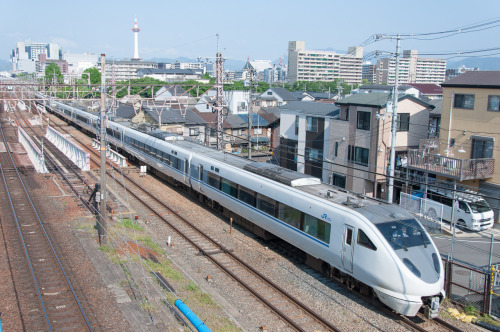 Limited express &ldquo;Thunderbird&rdquo;.Between Kyoto and Yamashina on Tokaido Line.