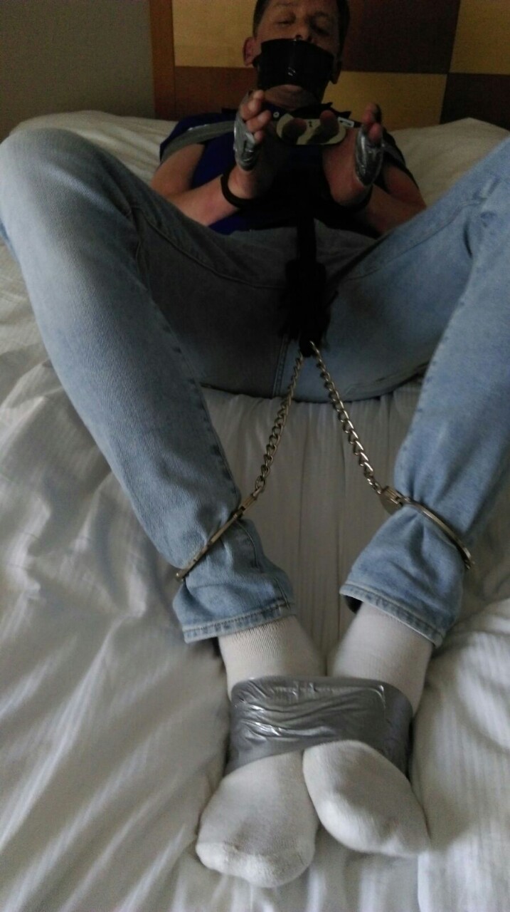 inmybondagedreams:    InMyBondageDreams:  Awesome use of duct tape, this just goes