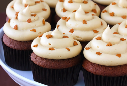 delicious-food-porn:Gingerbread Cupcakes with Molasses Cream Cheese FrostingO_O